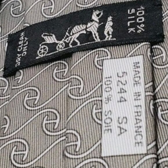 100% REAL HERMES TIE ~ SILVER GRAY w/ MODERN WHITE CURSIVE CLASSIC H LINKS XL - Picture 3 of 6